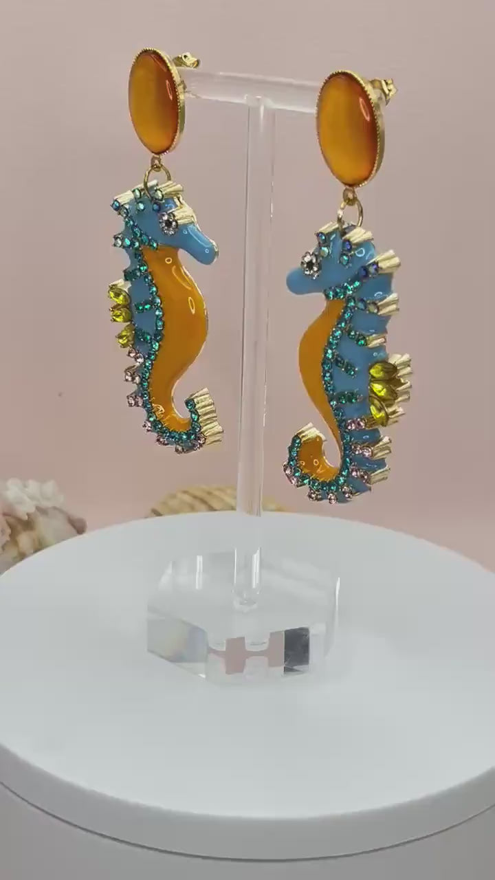 Statementohrringe, Hängeohrringe mit glitzernden Seepferdchen an vergoldeten Ohrsteckern mit Cabochons Orange Türkis - Laury goes Elba