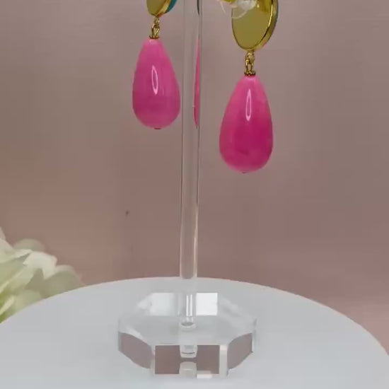 Tropfenohrringe, Statementohrringe mit Resintropfen in Pink an vergoldeten Steckern mit Jade Cabochons in Türkis - Laury goes Verona