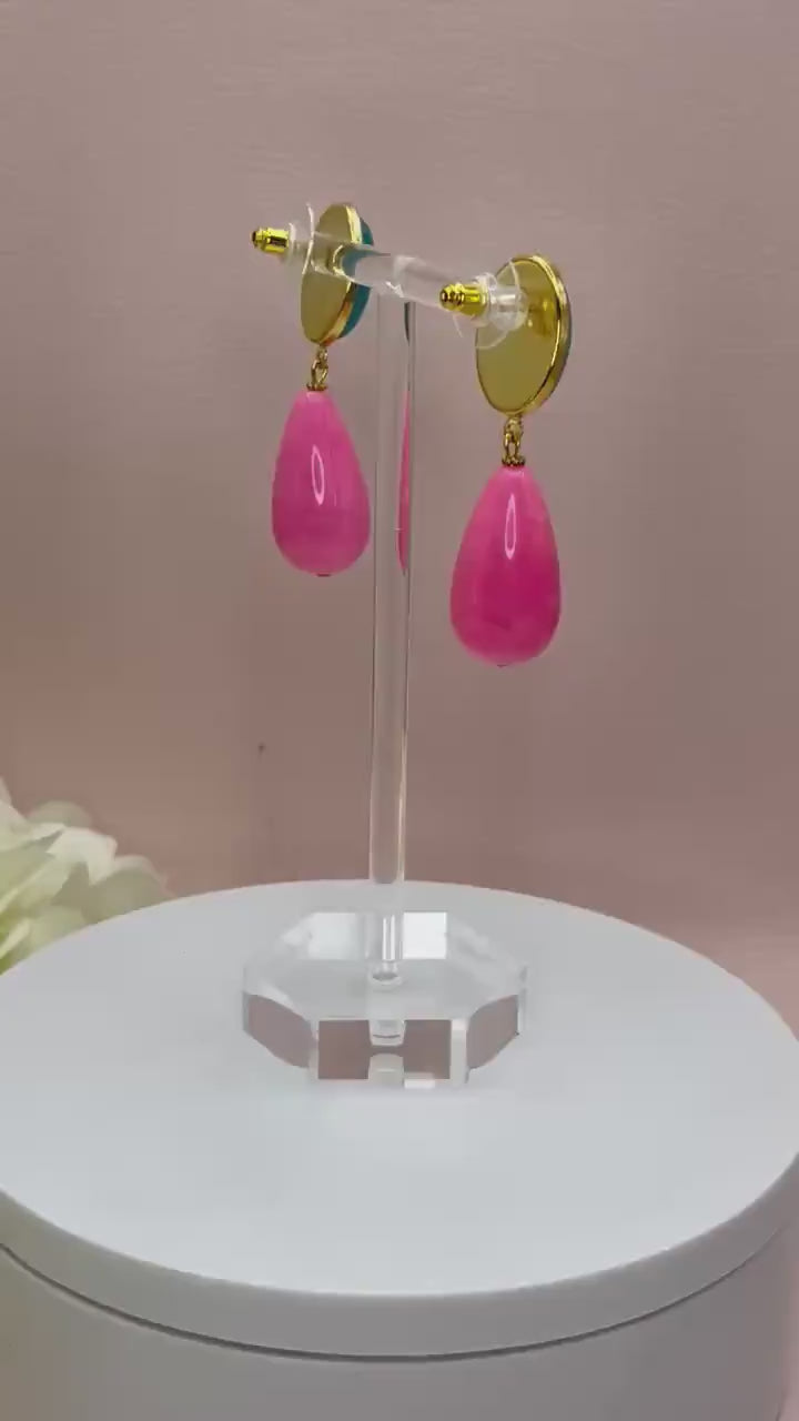 Tropfenohrringe, Statementohrringe mit Resintropfen in Pink an vergoldeten Steckern mit Jade Cabochons in Türkis - Laury goes Verona