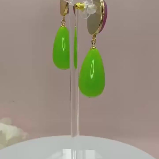 Tropfenohrringe, leichte Statementohrringe mit Resintropfen in Neongrün an vergoldeten Steckern mit rosa Jade Cabochons - Laury goes Verona