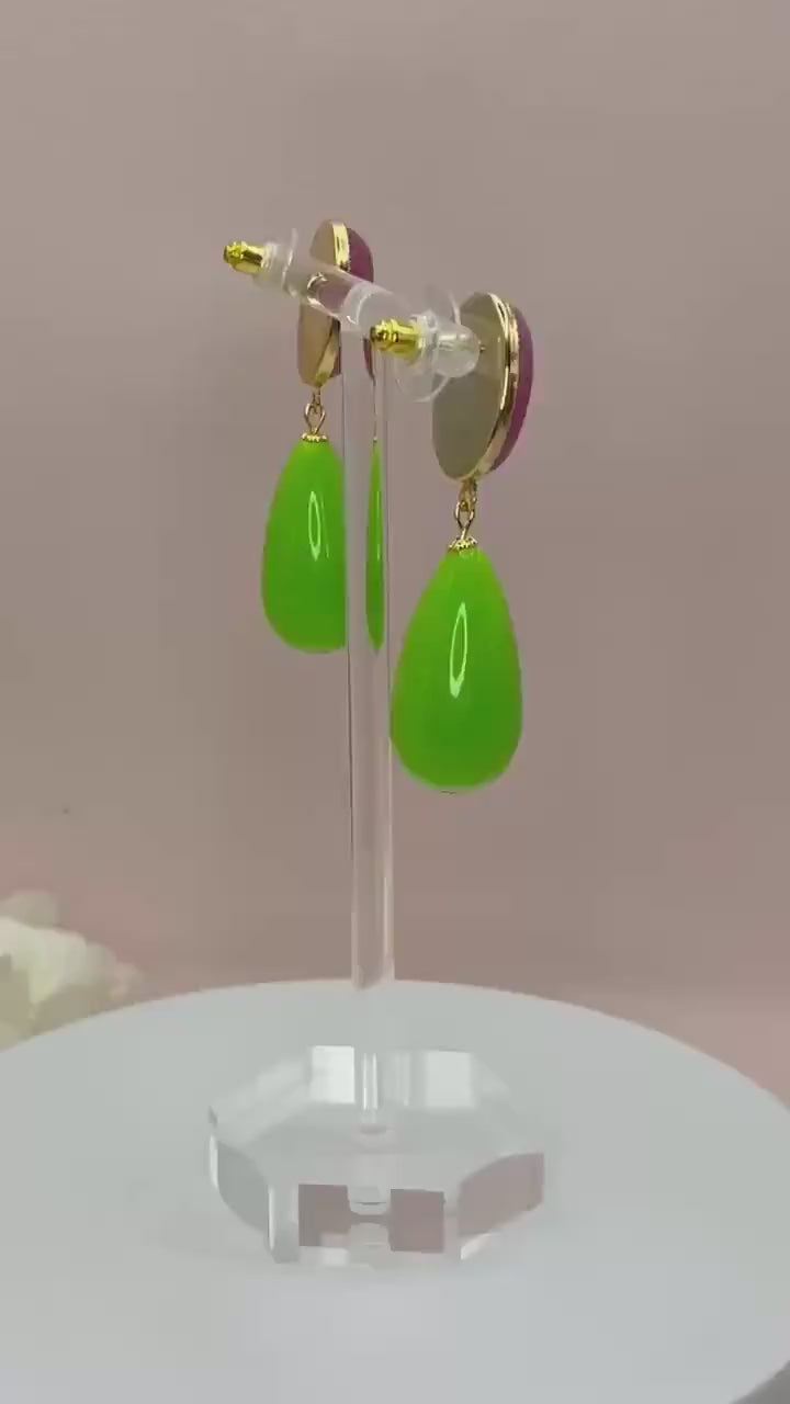 Tropfenohrringe, leichte Statementohrringe mit Resintropfen in Neongrün an vergoldeten Steckern mit rosa Jade Cabochons - Laury goes Verona