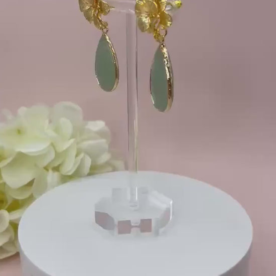Hängeohrringe, Tropfenohrringe mit Anhängern aus hellgrün gefärbter Jade an vergoldeten Blumensteckern - Laury goes Chelsea