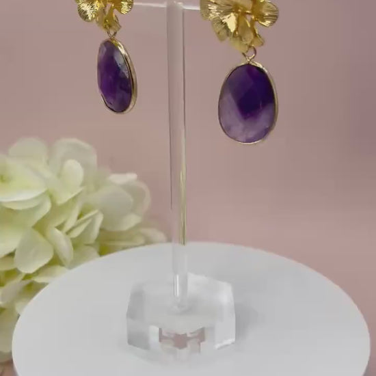 Statementohrringe, Hängeohrringe mit Amethyst Anhängern an vergoldeten Blumensteckern - Laury goes Chelsea