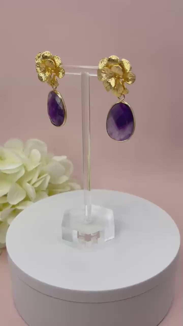 Statementohrringe, Hängeohrringe mit Amethyst Anhängern an vergoldeten Blumensteckern - Laury goes Chelsea